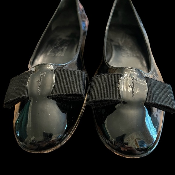 Salvatore Ferragamo black patent leather bow flats - Picture 9 of 11
